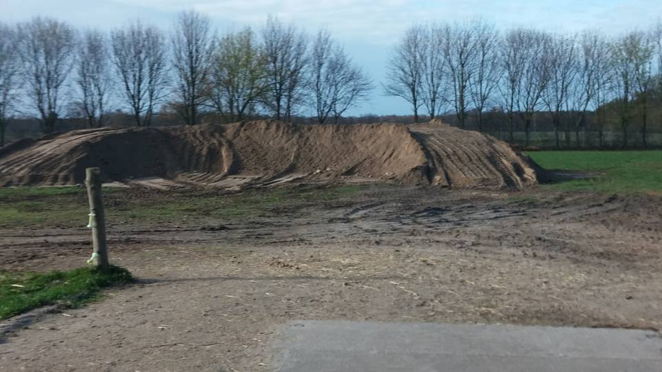 Spass für unsere Esel - Der neue Kletterhügel. Eselfreunde im Havelland, Brandenburg Eselfreunde im Havelland: Unser Kletterhügel für die Esel