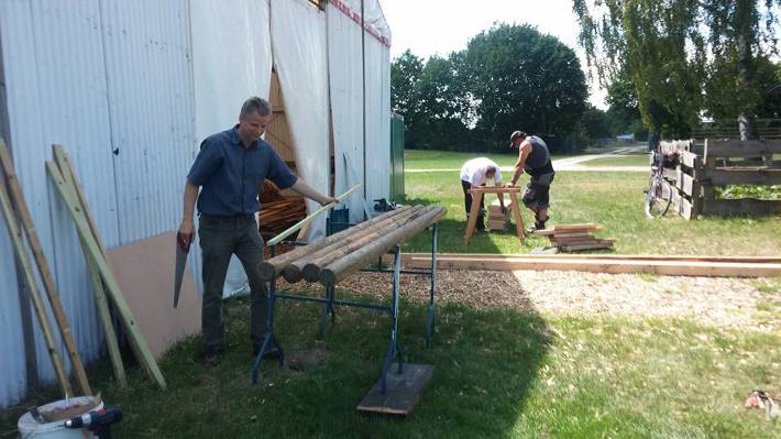 gemeinsam Handwerken - Eselfreunde bei den Vorbereitungen für das Eseltreffen 2016 gemeinsam Handwerken - Eselfreunde bei den Vorbereitungen für das Eseltreffen 2016